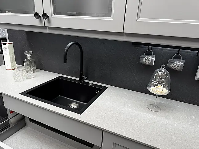 Nordische moderne Landhausküche als Musterküche im Abverkauf