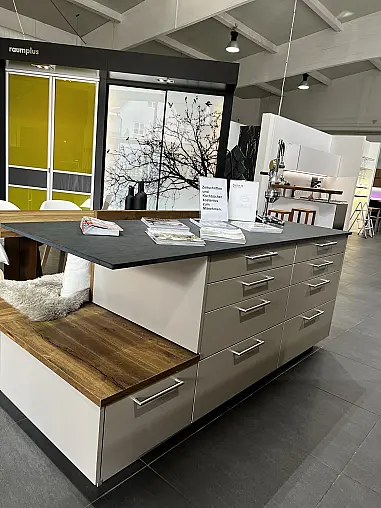 Stauraumwunder mit Brasil Black Naturstein