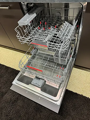 Moderne Küchenzeile mit Hochschrank