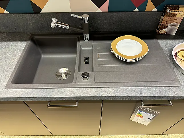 Moderne Küchenzeile mit Hochschrank