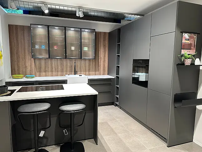 Ausstellungsküche titanio metal. matt mit systemo Quarzstein Arbeitsplatte Calacatta Gold matt