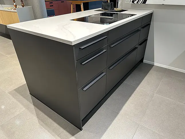 Ausstellungsküche titanio metal. matt mit systemo Quarzstein Arbeitsplatte Calacatta Gold matt