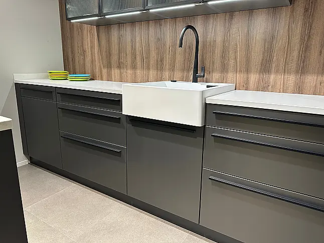 Ausstellungsküche titanio metal. matt mit systemo Quarzstein Arbeitsplatte Calacatta Gold matt