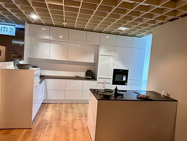 Moderne Küche mit Insel in Hochglanz