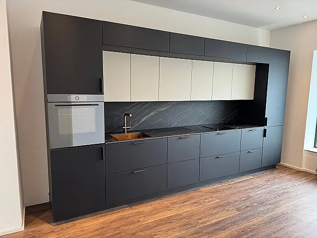 Extravagante Designzeile mit erlesenen Materialien wie Keramik - Holz - Kupfer - Leder - HPL