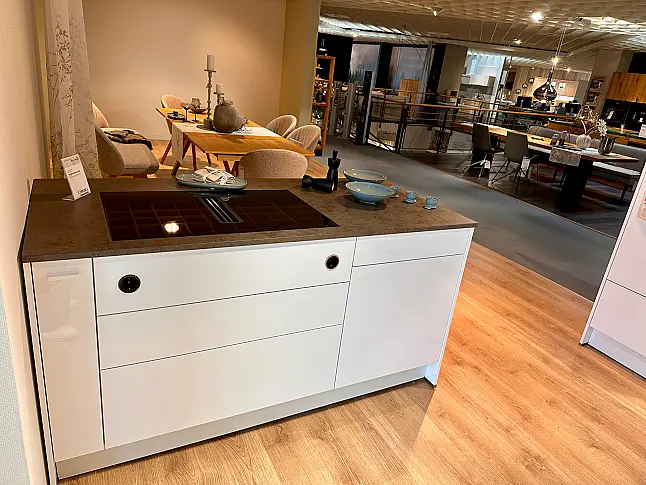 Moderne Küche mit Insel in Hochglanz