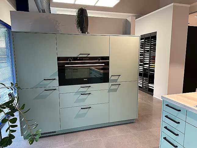Ausstellungsküche in Salbeigrün satin mit Arbeitsplatte in Esche Nordic Nachbildung