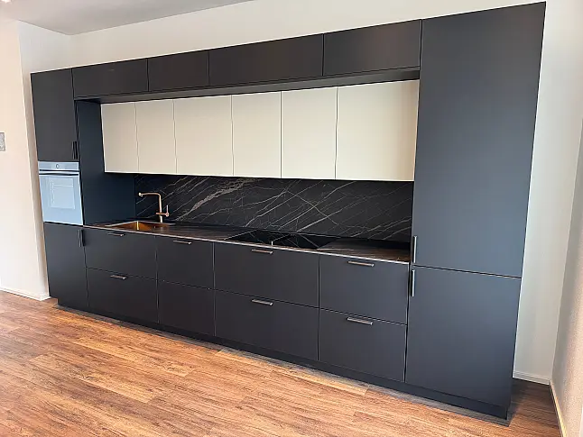 Extravagante Designzeile mit erlesenen Materialien wie Keramik - Holz - Kupfer - Leder - HPL