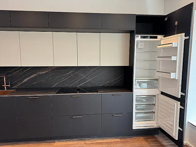 Extravagante Designzeile mit erlesenen Materialien wie Keramik - Holz - Kupfer - Leder - HPL