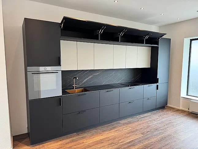 Extravagante Designzeile mit erlesenen Materialien wie Keramik - Holz - Kupfer - Leder - HPL