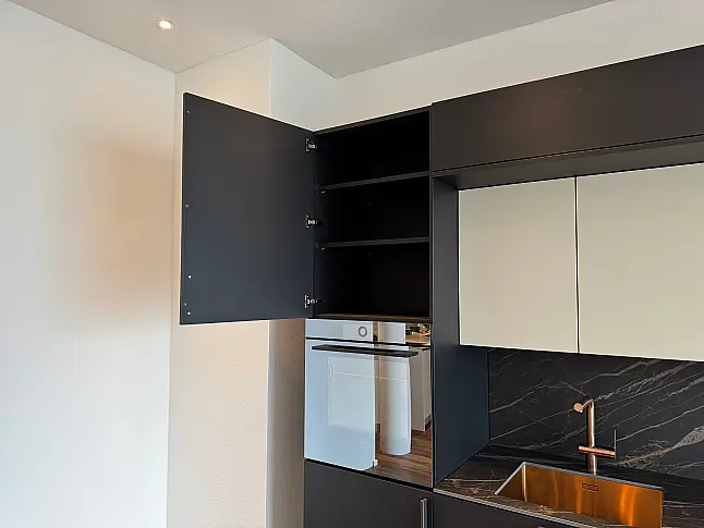 Extravagante Designzeile mit erlesenen Materialien wie Keramik - Holz - Kupfer - Leder - HPL