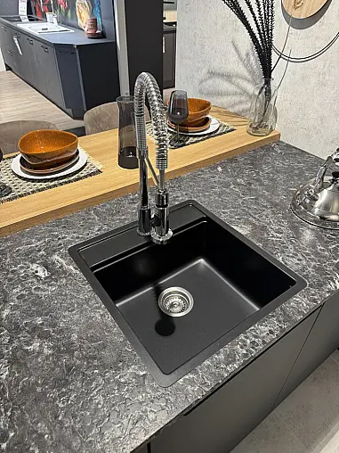 Moderne Küche mit Kochinsel und Naturstein-Arbeitsplatte