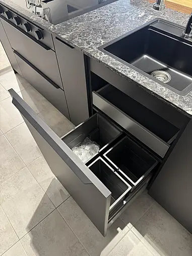 Moderne Küche mit Kochinsel und Naturstein-Arbeitsplatte