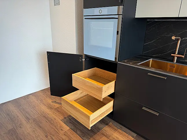 Extravagante Designzeile mit erlesenen Materialien wie Keramik - Holz - Kupfer - Leder - HPL