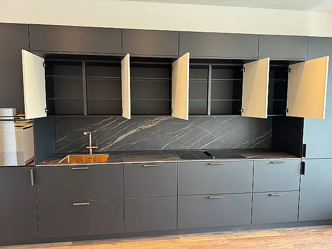 Extravagante Designzeile mit erlesenen Materialien wie Keramik - Holz - Kupfer - Leder - HPL