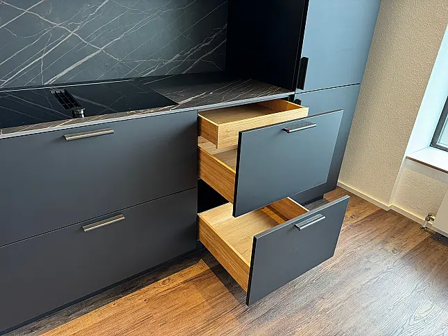 Extravagante Designzeile mit erlesenen Materialien wie Keramik - Holz - Kupfer - Leder - HPL