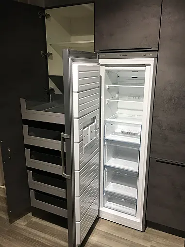 Exklusive Hauswirtschaftsküche - L-Küche - Gefrierschrank + Kühlschrank + Backofen