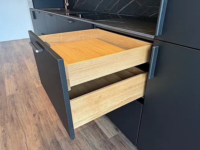 Extravagante Designzeile mit erlesenen Materialien wie Keramik - Holz - Kupfer - Leder - HPL