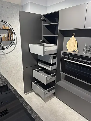 Moderne Küche mit Kochinsel und Naturstein-Arbeitsplatte