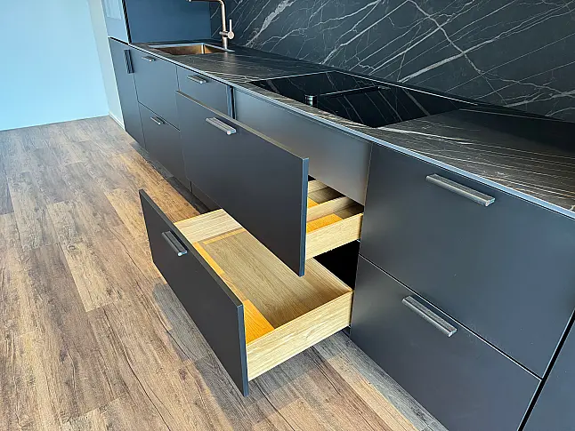 Extravagante Designzeile mit erlesenen Materialien wie Keramik - Holz - Kupfer - Leder - HPL