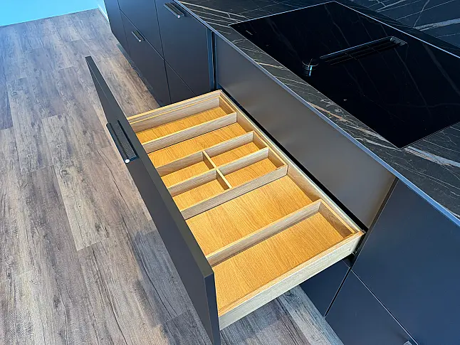 Extravagante Designzeile mit erlesenen Materialien wie Keramik - Holz - Kupfer - Leder - HPL