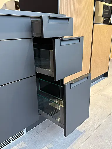 Schicke L-Küche in schwarz