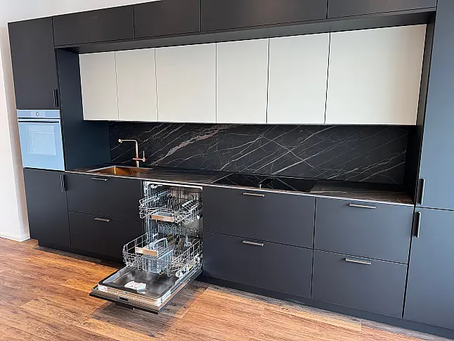Extravagante Designzeile mit erlesenen Materialien wie Keramik - Holz - Kupfer - Leder - HPL