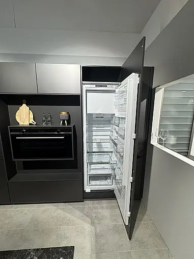 Moderne Küche mit Kochinsel und Naturstein-Arbeitsplatte
