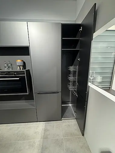 Moderne Küche mit Kochinsel und Naturstein-Arbeitsplatte