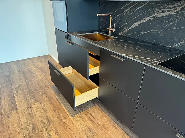 Extravagante Designzeile mit erlesenen Materialien wie Keramik - Holz - Kupfer - Leder - HPL
