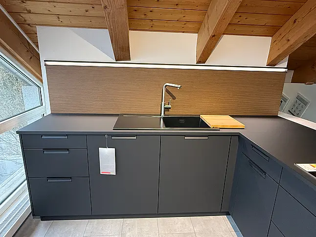 Schicke L-Küche in schwarz