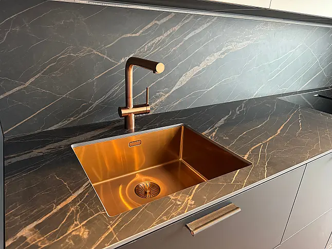 Extravagante Designzeile mit erlesenen Materialien wie Keramik - Holz - Kupfer - Leder - HPL