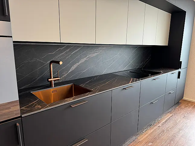 Extravagante Designzeile mit erlesenen Materialien wie Keramik - Holz - Kupfer - Leder - HPL