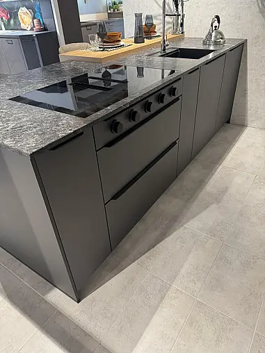 Moderne Küche mit Kochinsel und Naturstein-Arbeitsplatte