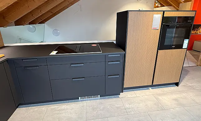 Schicke L-Küche in schwarz