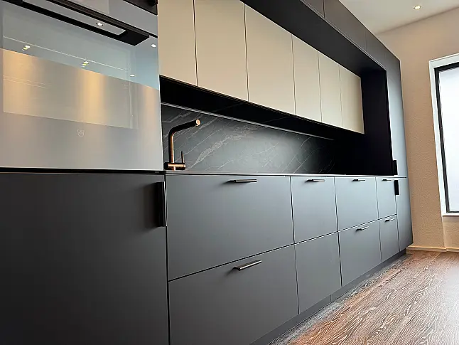 Extravagante Designzeile mit erlesenen Materialien wie Keramik - Holz - Kupfer - Leder - HPL