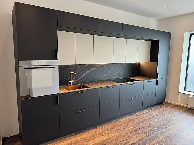 Extravagante Designzeile mit erlesenen Materialien wie Keramik - Holz - Kupfer - Leder - HPL