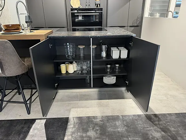 Moderne Küche mit Kochinsel und Naturstein-Arbeitsplatte