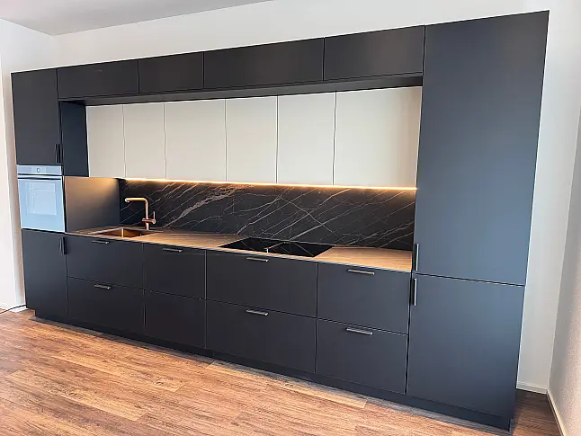 Extravagante Designzeile mit erlesenen Materialien wie Keramik - Holz - Kupfer - Leder - HPL