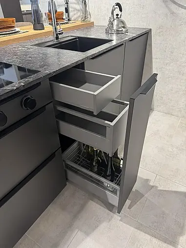 Moderne Küche mit Kochinsel und Naturstein-Arbeitsplatte