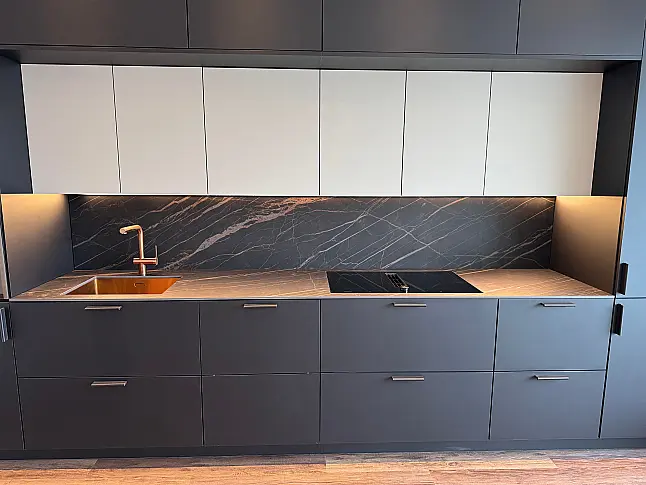 Extravagante Designzeile mit erlesenen Materialien wie Keramik - Holz - Kupfer - Leder - HPL