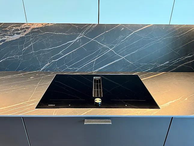 Extravagante Designzeile mit erlesenen Materialien wie Keramik - Holz - Kupfer - Leder - HPL