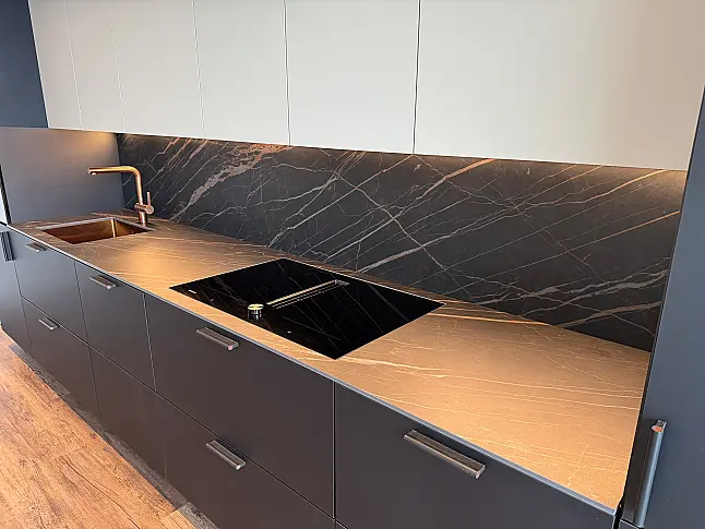 Extravagante Designzeile mit erlesenen Materialien wie Keramik - Holz - Kupfer - Leder - HPL