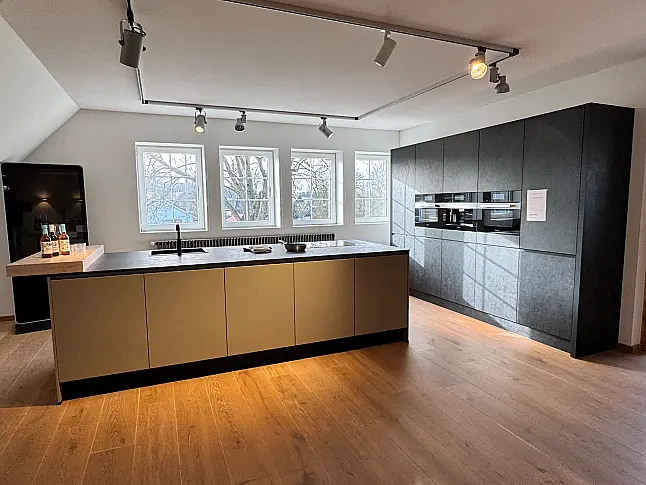 Häcker Küche in Mattlack umbra / Spachtelbeton Optik, schwarz