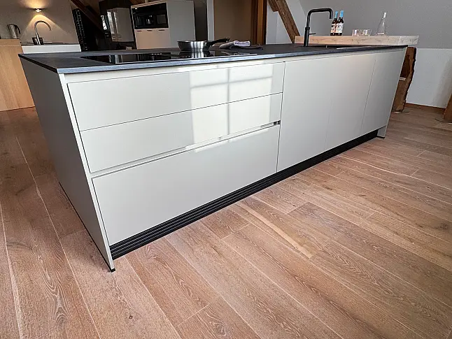 Häcker Küche in Mattlack umbra / Spachtelbeton Optik, schwarz
