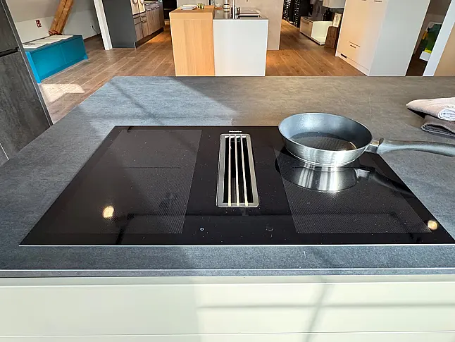 Häcker Küche in Mattlack umbra / Spachtelbeton Optik, schwarz