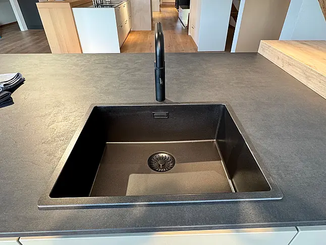 Häcker Küche in Mattlack umbra / Spachtelbeton Optik, schwarz