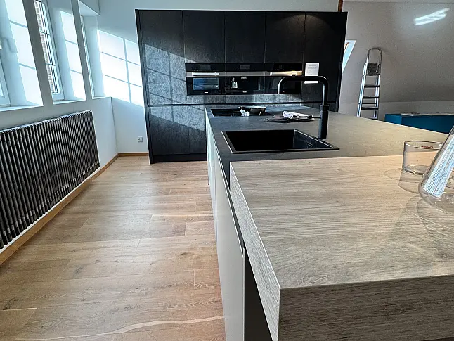 Häcker Küche in Mattlack umbra / Spachtelbeton Optik, schwarz