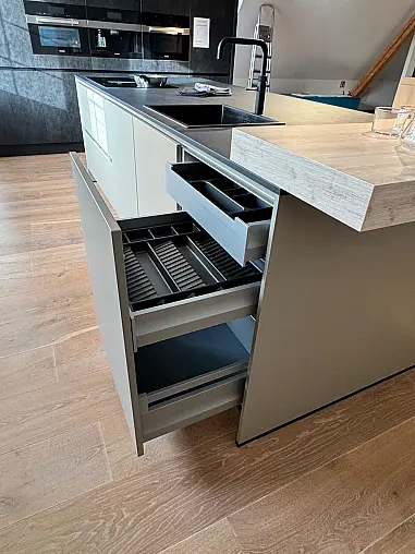 Häcker Küche in Mattlack umbra / Spachtelbeton Optik, schwarz