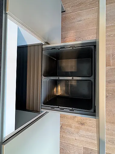 Häcker Küche in Mattlack umbra / Spachtelbeton Optik, schwarz